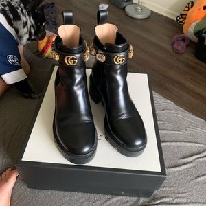 Gucci Leather ankle boot with belt